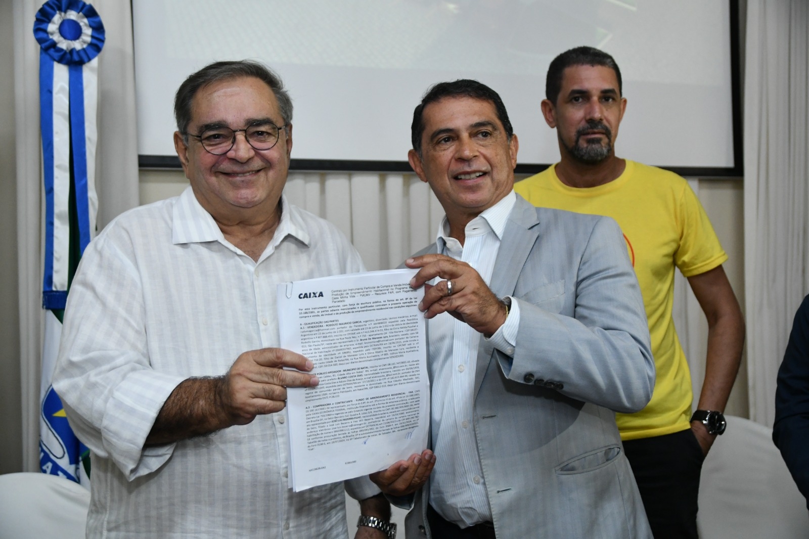 Prefeito Álvaro Dias assina contrato para a construção de 400 novas unidades habitacionais