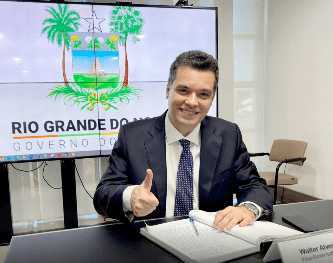 Homem em reunião com documento.