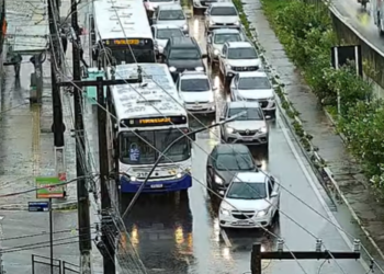 Natal registra alagamento na Salgado Filho e previsão indica pico de chuva às 16h