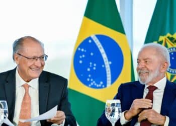 A dança das cadeiras: 17 ministros trocam Brasília por palanques eleitorais