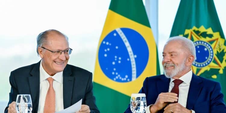 A dança das cadeiras: 17 ministros trocam Brasília por palanques eleitorais