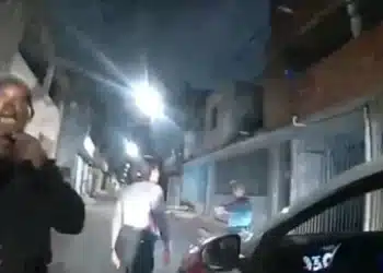 Imagem colorida de policial Yasmin Cursino apontando arma pra vítima. Metrópoles
