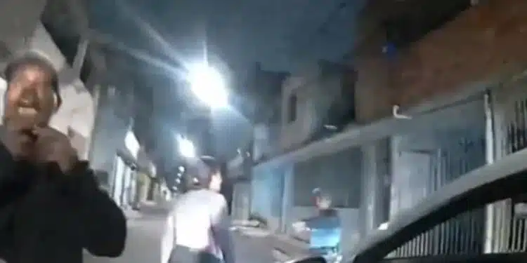 Imagem colorida de policial Yasmin Cursino apontando arma pra vítima. Metrópoles