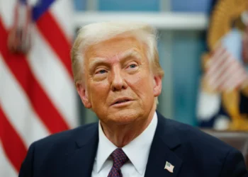 Presidente dos EUA Donald Trump assina ordens executivas no Salão Oval em Washington, DC. Trump toma posse para seu segundo m