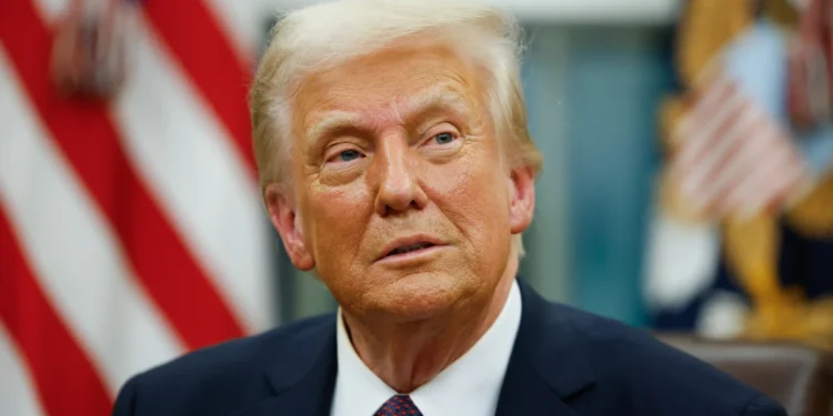 Presidente dos EUA Donald Trump assina ordens executivas no Salão Oval em Washington, DC. Trump toma posse para seu segundo m