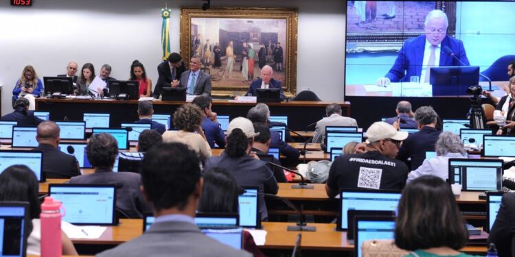 CCJ vota PEC do fim da escala 6x1 na quarta-feira com favoritismo para aprovação