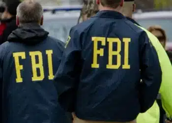 Imagem colorida de dois homens com jaqueta do FBI - Metrópoles