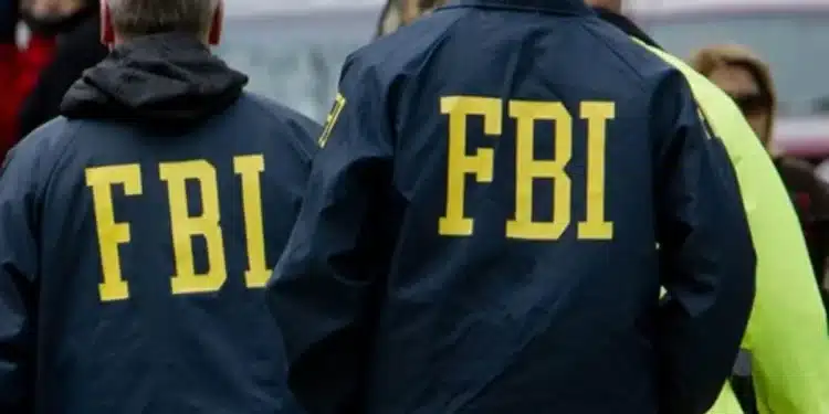 Imagem colorida de dois homens com jaqueta do FBI - Metrópoles