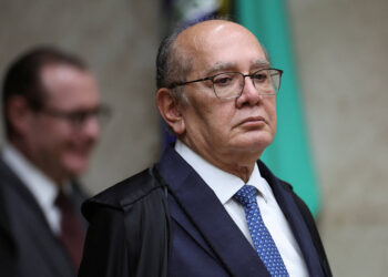Críticas ao STF são ofensivas; retratar Zema como gay também seria?