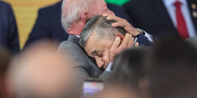 Deputado cearense desiste do Senado para virar 'bombeiro' de Lula no Congresso