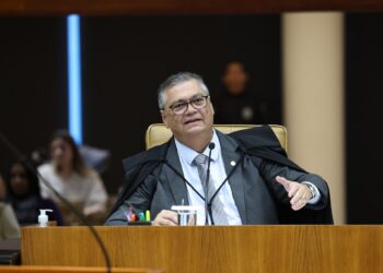 Dino propõe nova reforma do Judiciário para acabar com aposentadoria compulsória e penduricalhos