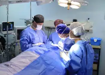 Fotografia colorida mostrando cirurgia-Metrópoles