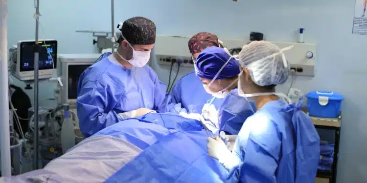 Fotografia colorida mostrando cirurgia-Metrópoles
