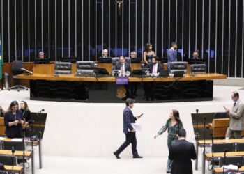 Fim da escala 6x1: Hugo Motta acelera rito para votar PEC antes do prazo do projeto de lei