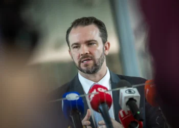 Imagem colorida do então secretário-executivo do Ministério da Fazenda, Dario Durigan, em entrevista à imprensa