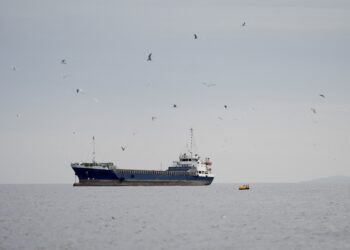 Irã fecha novamente Estreito de Ormuz e ataca navios indianos com US$ 120 milhões em petróleo