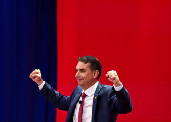 Já começou: Flávio Bolsonaro lidera Lula nas primeiras pesquisas para 2026