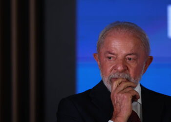 Lula troca diretor do INSS mas problema das filas continua o mesmo