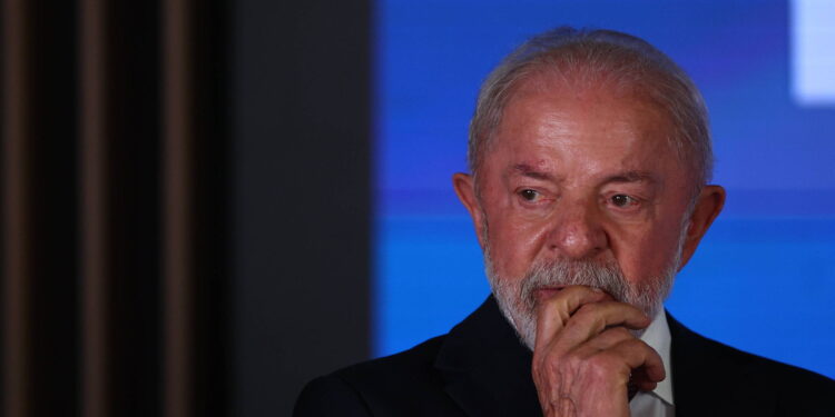 Lula troca diretor do INSS mas problema das filas continua o mesmo