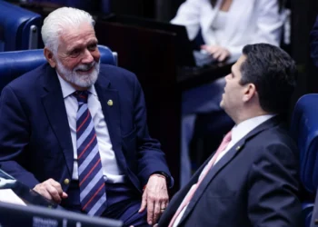 Jaques Wagner e Davi Alcolumbre no plenário do Senado Federal votação do Projeto de Decreto Legislativo PDL que susta o de