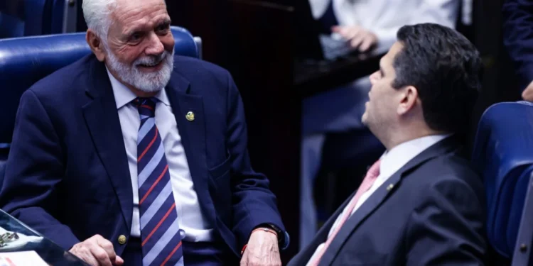 Jaques Wagner e Davi Alcolumbre no plenário do Senado Federal votação do Projeto de Decreto Legislativo PDL que susta o de