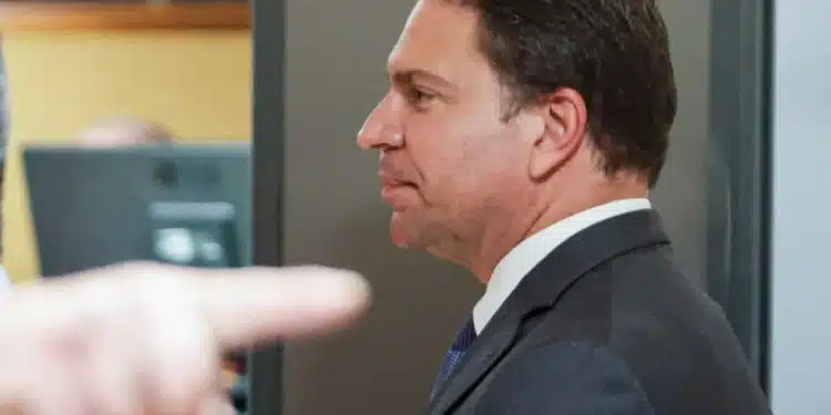 PF aponta manobra de Ramagem para evitar desgaste durante eleição e proteger Bolsonaro