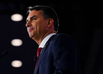 O filho que quer ser mais moderado que o pai: Flávio busca nova imagem