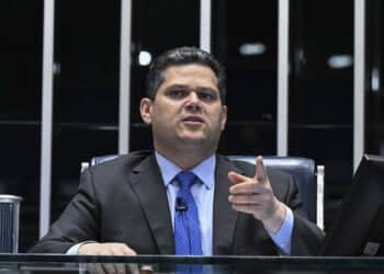 O jogo de cartas de Alcolumbre: sessão para salvar Bolsonaro vem com preço político