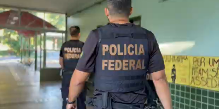 O servidor que preferia aplicativos de mensagem