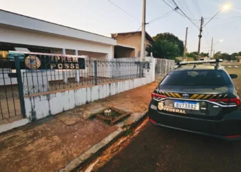 Imagem colorida mostra carro preto da Polícia Federal estacionado - Metrópoles