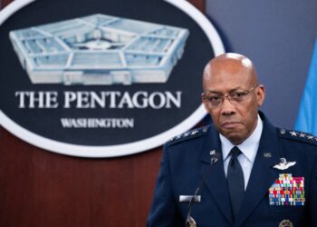 Por que Trump está trocando a liderança militar durante uma guerra?