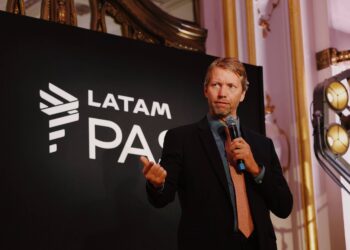 Reforma tributária pode elevar preço das passagens aéreas em até 26% no Brasil