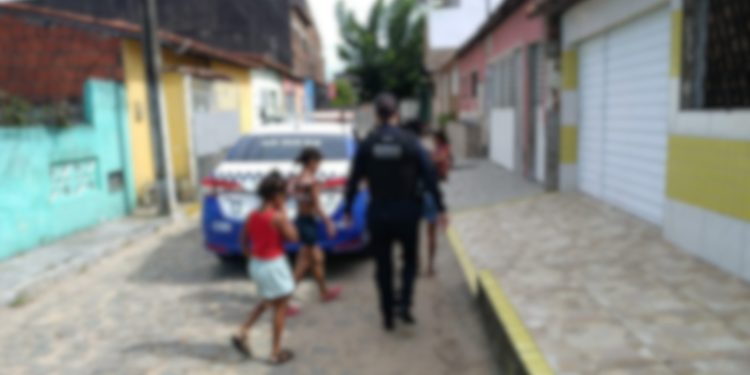 Mãe é presa após abandonar três filhas sozinhas por 6 dias em Natal