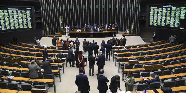 Câmara faz sessão de 8 minutos para acelerar votação da PEC 6x1 em comissão