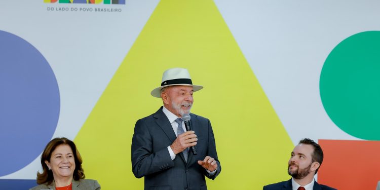 Emprestar conta para golpista vira crime; furto de celular tem pena dobrada