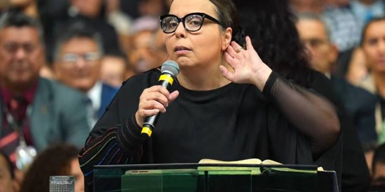 Pastora quebra silêncio sobre pedofilia na igreja em congresso evangélico nacional